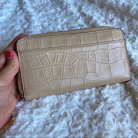 ❌SOLD❌Coach Accordion Zipper Wallet Embossed Leather - Picture 4 of 6